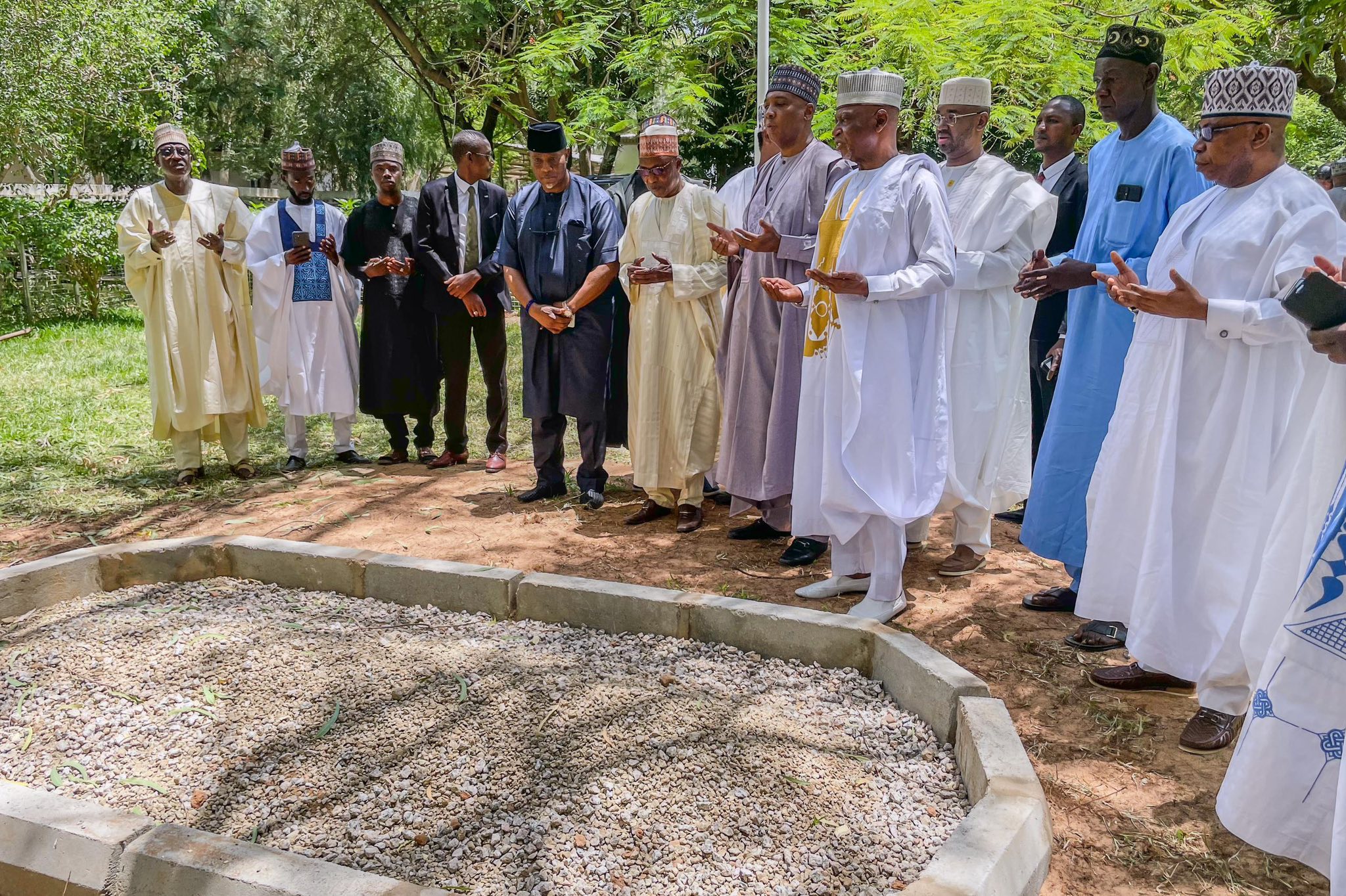 feature image for: Saraki, Kwankwaso Visit Buhari's Grave in Daura, Offer Prayers
