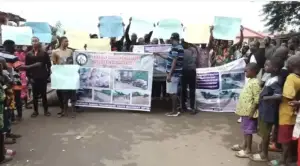 Ondo Residents Protest Deplorable State of Ikare-Ogbagi-Irun Road