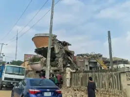 Oyo Government Demolishes Abandoned De Castle Inn Hotel in Ibadan